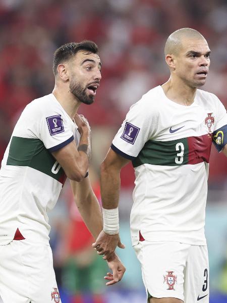 Bruno Fernandes reclama com a arbitragem durante Portugal x Marrocos. - Li Gang