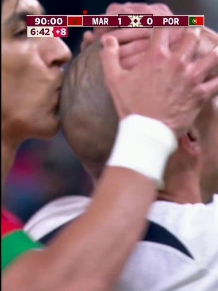 El Yamiq beija a cabeça de Pepe após o português perder gol feito - Reprodução/Twitter