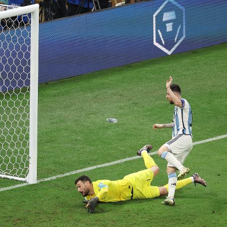 Lloris, da França, fica caído no chão enquanto Messi marca o terceiro gol da Argentina na final da Copa do Mundo - Divulgação/Copa do Mundo da Fifa