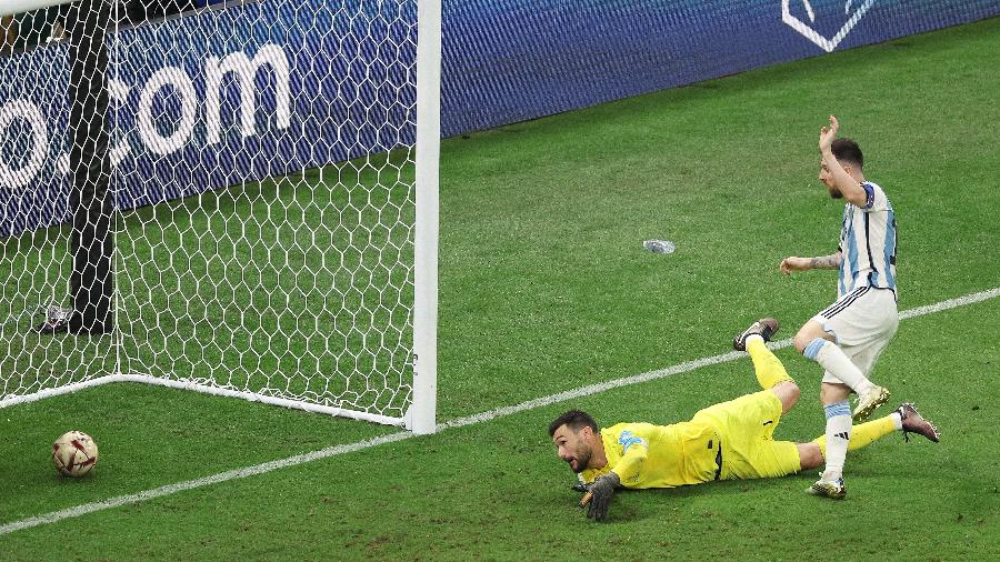Lloris, da França, fica caído no chão enquanto Messi marca o terceiro gol da Argentina na final da Copa do Mundo do Qatar - Divulgação/Copa do Mundo da Fifa