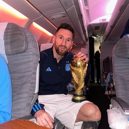 Jogadores argentinos ganham repercussão ao viajar em apertado avião para  jogo no Brasil