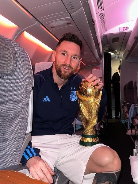 Lionel Messi posa ao lado de taça da Copa do Mundo - Reprodução