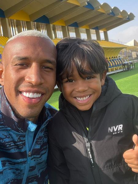 Anderson Talisca e o filho Samuel no centro de treinamento do Al Nassr. - Reprodução/Instagram