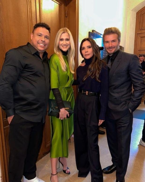 Ronaldo Fenômeno e a noiva Celina Locks encontraram Victoria e David Beckham no Paris Fashion Week