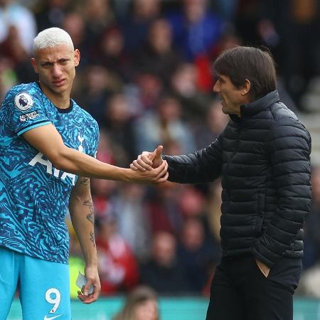 Richarlison cumprimenta Antonio Conte, ex-técnico do Tottenham. - PAUL CHILDS/Action Images via Reuters