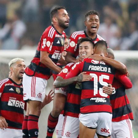 Jogadores do Flamengo comemoram gol de Pulgar no clássico contra o Vasco, válido pelo Campeonato Brasileiro - MARCELO DE JESUS/MDJPHOTOS/ESTADÃO CONTEÚDO