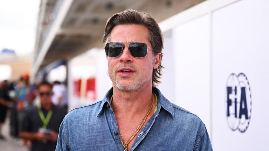 O ator Brad Pitt ganhava competição de ficar mais dias sem tomar banho, segundo Jason Priestley