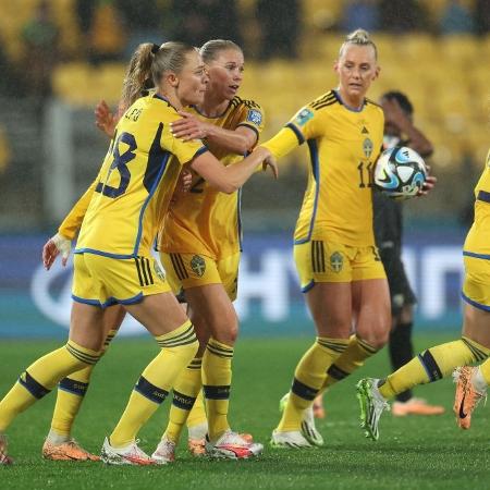 Jogadoras comemoram gol da Suécia contra a África do Sul na Copa feminina