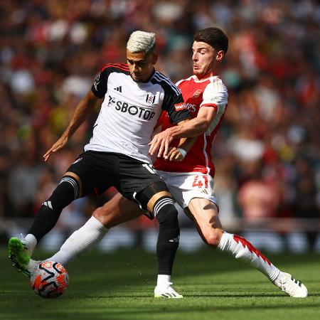 Andreas Pereira e Rice disputam lance na partida entre Arsenal e Fulham