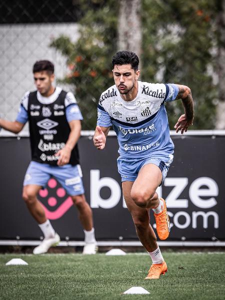 João Basso, zagueiro do Santos, em treino no CT Rei Pelé