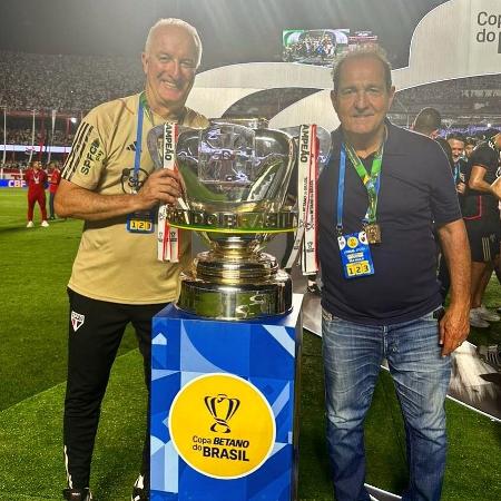 Dorival Jr e Muricy Ramalho com a taça da Copa do Brasil