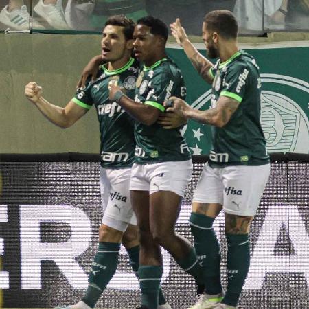 Jogadores do Palmeiras comemoram gol de Endrick em jogo contra o Athletico, válido pelo Campeonato Brasileiro