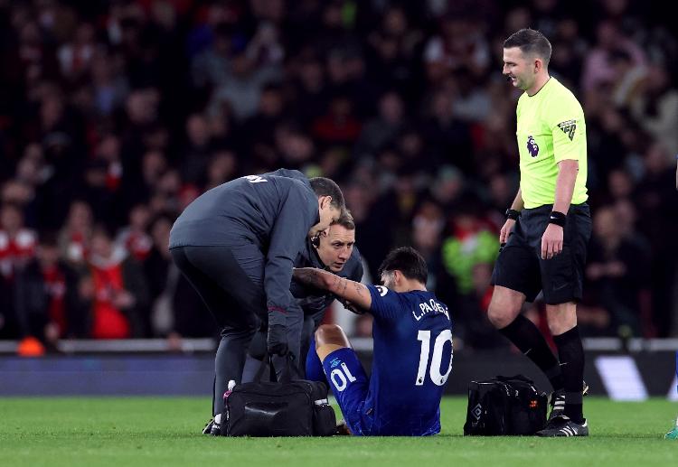 Lucas Paquetá deixou Arsenal x West Ham, jogo do Campeonato Inglês, por lesão