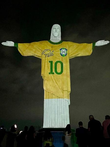 Cristo Redentor é iluminado com homenagem a Pelé 