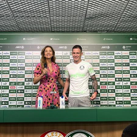 Leila Pereira e Aníbal Moreno na apresentação do volante no Palmeiras