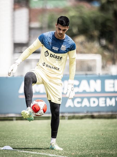 Gabriel Brazão, goleiro do Santos, em treino no CT Rei Pelé