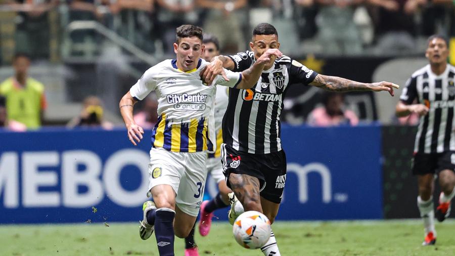 Guilherme Arana no jogo contra o Rosario Central, pela Libertadores
