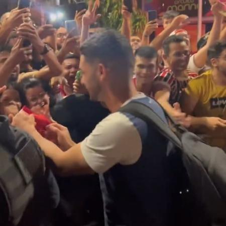 Jogadores do Tricolor encontraram dezenas de torcedores na chegada ao hotel