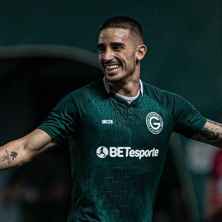 Thiago Galhardo, do Goiás, comemora seu gol contra o Cuiabá, pela Copa do Brasil