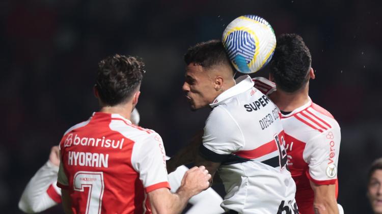 Diego Costa, do São Paulo, disputa a bola pelo alto durante jogo contra o Inter