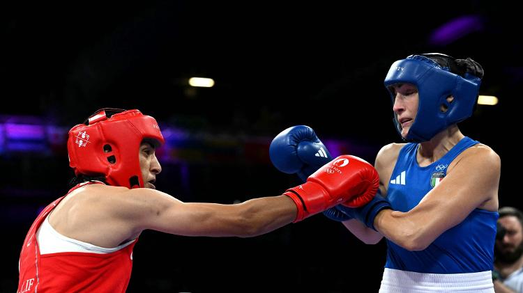 Imane Khelif (de vermelho) acerta Angela Carini (de azul) durante luta válida pelo boxe nas Olimpíadas