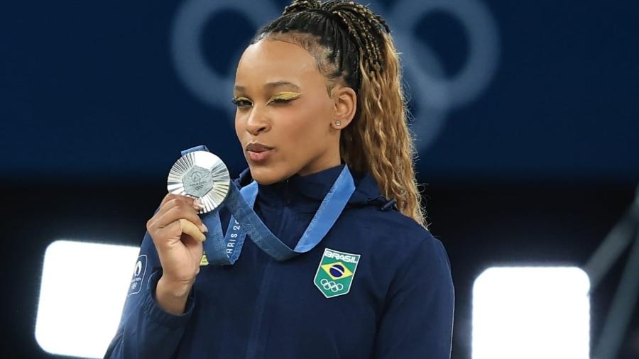 Rebeca Andrade com a medalha de prata após final do individual geral nas Olimpíadas 2024