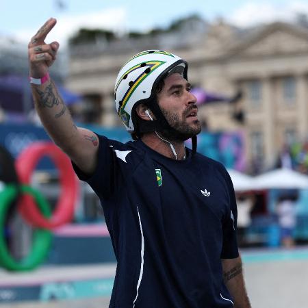 Pedro Barros, do Brasil, durante a preliminar do skate street masculino nas Olimpíadas de Paris