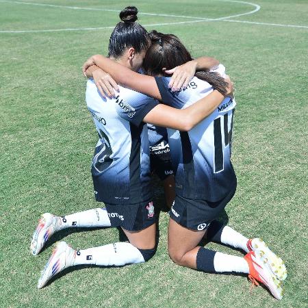 Jogadoras do Corinthians celebram após virada no clássico com o Palmeiras