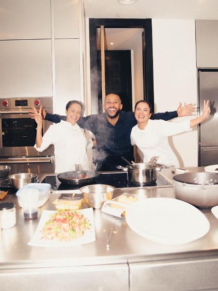 Paula Cardoso (a direita) é chef brasileira e trabalha com Depay Paula Cardoso (a direita) é chef brasileira e trabalha com Depay
