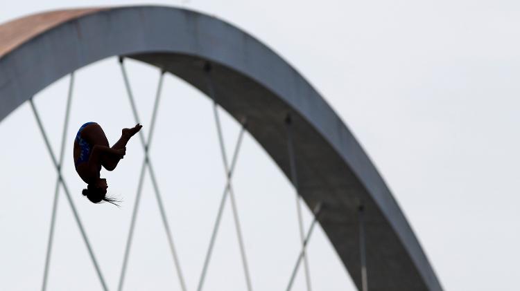 Atletas saltam da Ponte JK, em Brasília, durante Campeonato Mundial Júnior de High Diving