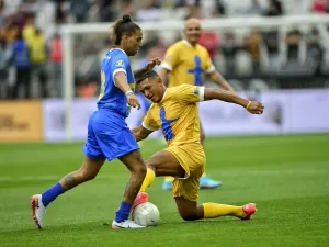 Futebol da Esperança tem gol por cobertura, VAR e goleada do Time Criança