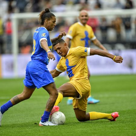 Rafaela Silva (Time Criança) e Isaquias Queiroz (Time Esperança) no Futebol da Esperança, na Neo Química Arena - Renato Pizzutto/Globo