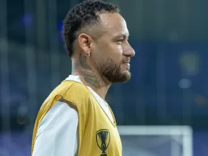 Neymar participa de treino com bobinho e autógrafos antes de possível volta