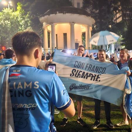 Fãs argentinos tiram foto com bandeira em apoio ao piloto Franco Colapinto