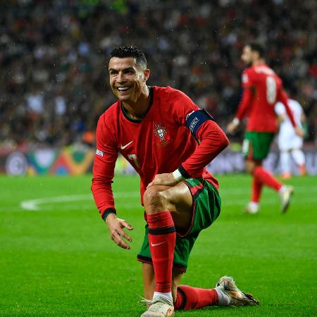 Cristiano Ronaldo comemora um dos seus gols na vitória de Portugal sobre a Polônia pela Liga das Nações - Miguel Riopa/AFP