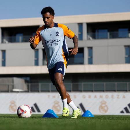 Rodrygo, do Real Madrid, faz treino com bola após lesão que o tirou da seleção brasileira