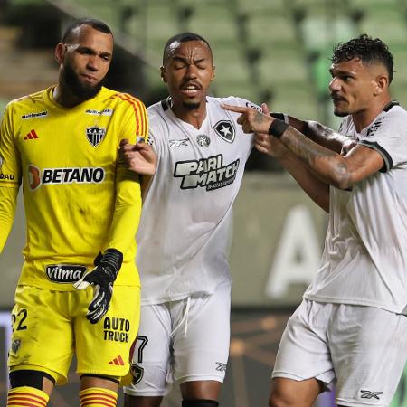 Everson, Marlon Freitas e Tiquinho Soares durante jogo entre Atlético-MG e Botafogo pelo Brasileirão - Gilson Lobo/AGIF