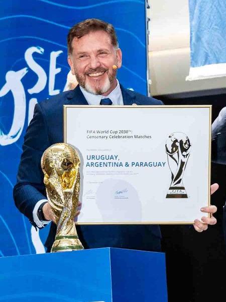 Alejandro Domínguez, presidente da Conmebol, com o quadro que celebra a escolha da América do Sul para receber jogos da Copa 2030