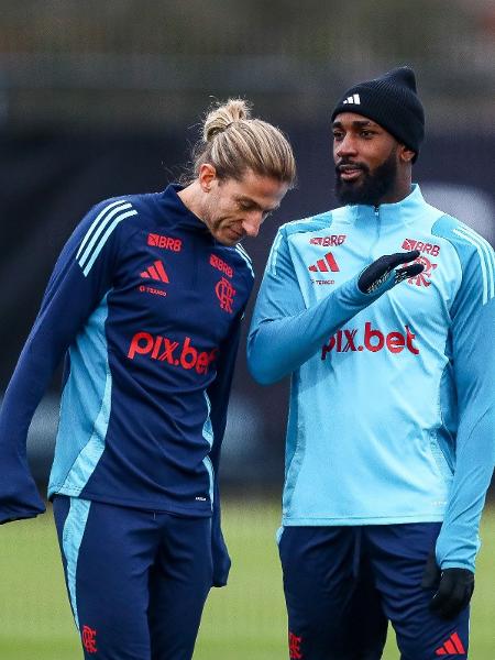 Filipe Luís e Gerson durante treino do Flamengo