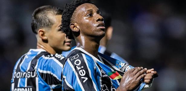 Grêmio vence Palmeiras e adia clássico, mantendo chance de título inédito.