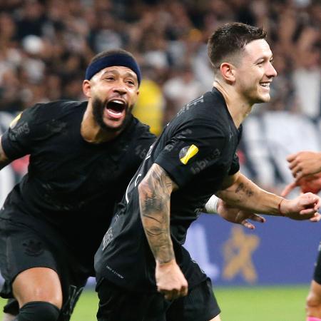 Memphis e Garro comemoram gol marcado pelo Corinthians contra o Santos no Paulistão Memphis e Garro comemoram gol marcado pelo Corinthians contra o Santos no Paulistão