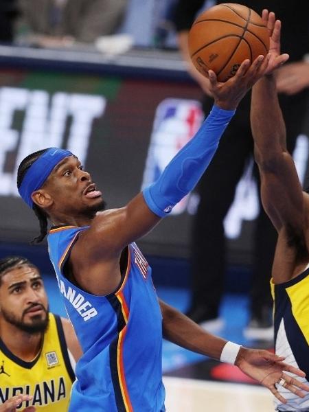 Shai Gilgeous-Alexander tenta uma bandeja contra Aaron Nesmith no Jogo 2 das Finais da NBA de 2025.