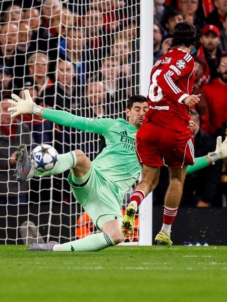 Courtois usa chuteira para defender chute de Szoboszlai durante Liverpool x Real Madrid