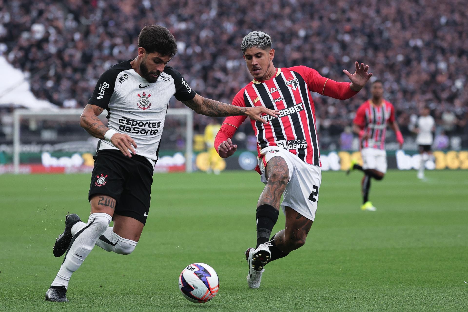 Yuri Alberto e Alan Franco me disputa durante Corinthians e São Paulo - undefined
