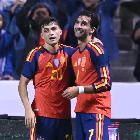 Pedri e Ferrán Torres, da Espanha, comemoram gol em amistoso contra o Peru