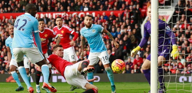 Jogadores observam tentativa do Manchester United que quase abriu placar contra o City - Jason Cairnduff/Reuters