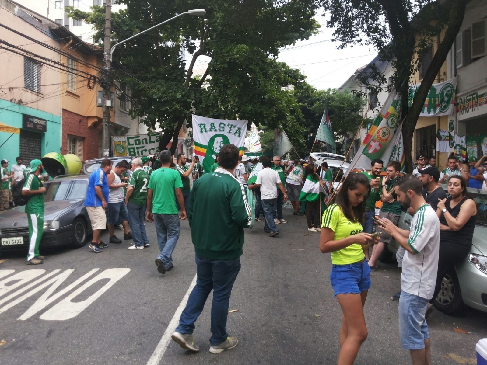 Torcedores do Palmeiras se reúnem nas imediações do Allianz Parque antes da final da Copa do Brasil - Diego Salgado/UOL