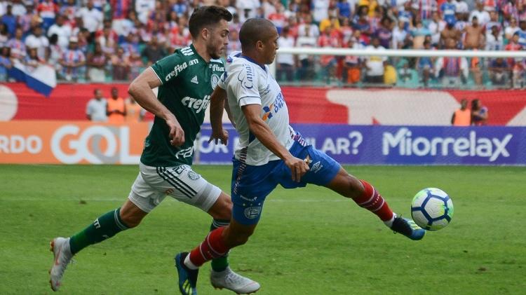 Nino Paraíba e Hyoran disputam a bola no jogo entre Bahia e Palmeiras