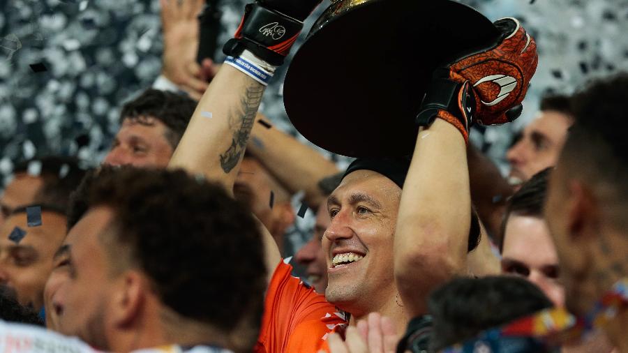 Cássio ergue a taça do Campeonato Paulista e vira o maior campeão da história do Corinthians - Marcello Zambrana/AGIF