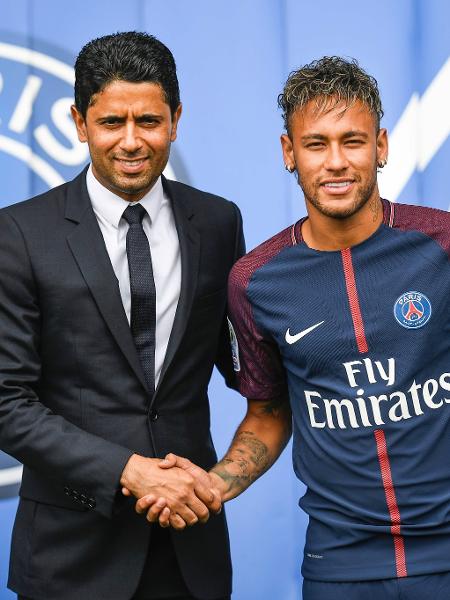 Neymar aperta a mão de Nasser Al Khelaifi na chegada ao PSG